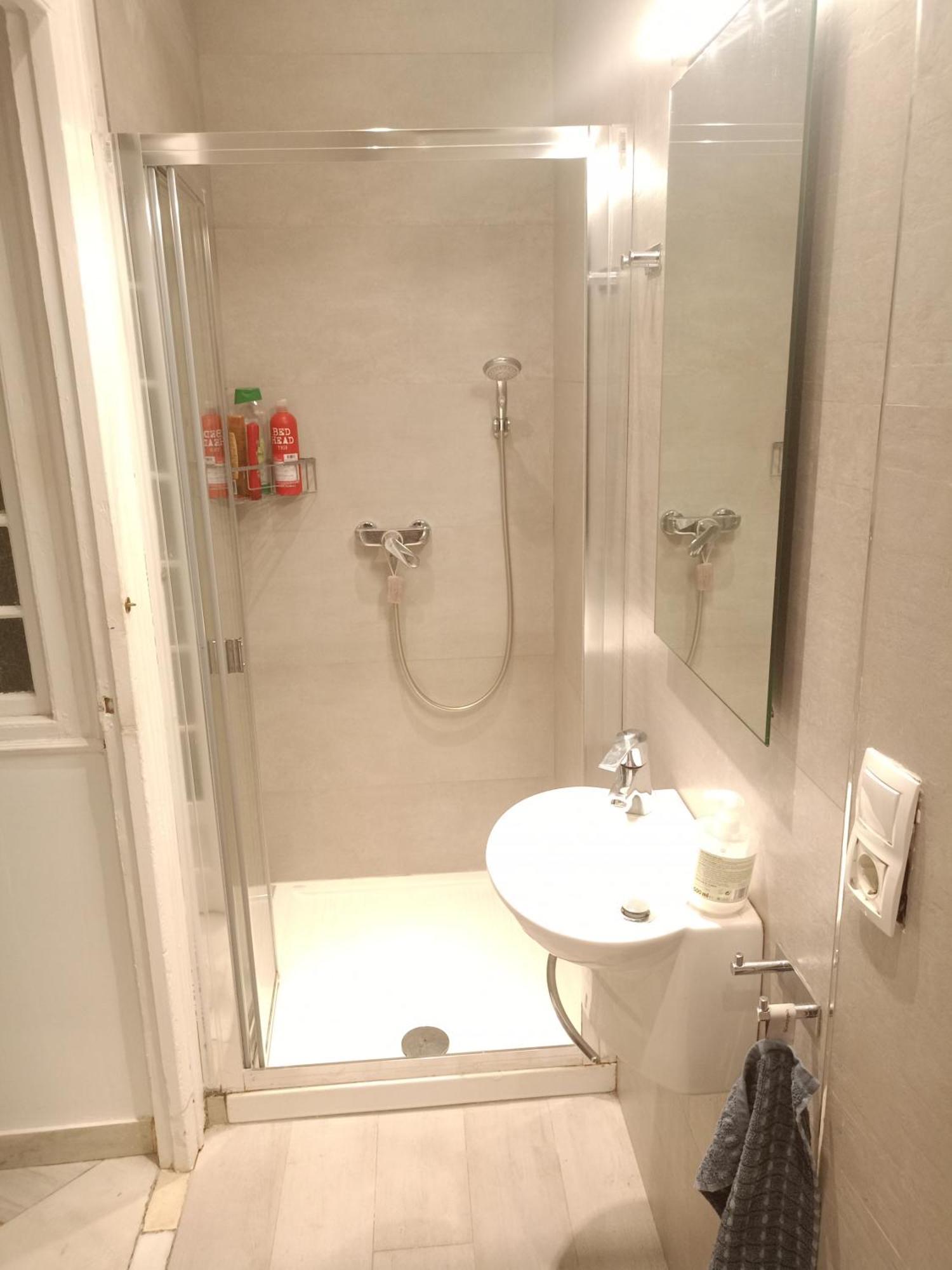 Small Stylish Room With Comfortable Queen-Size Bed In Very Large, Beautifully Decorated Shared Flat In The Historic Centre Of Malaga Exterior photo