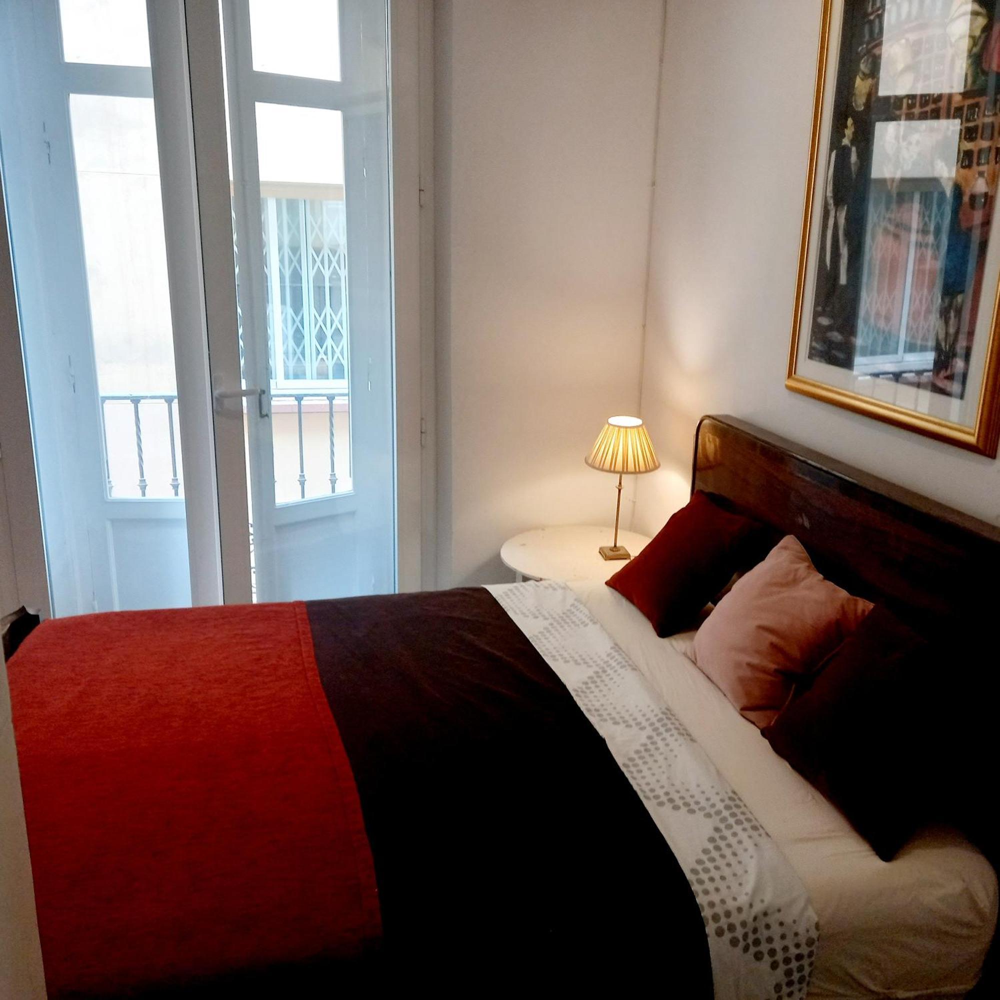 Small Stylish Room With Comfortable Queen-Size Bed In Very Large, Beautifully Decorated Shared Flat In The Historic Centre Of Malaga Exterior photo